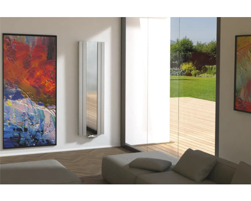 Modernes Wohnzimmer mit Kunstwerk, Spiegelheizkörper und großem Fenster mit Blick auf den Garten.