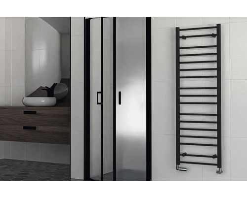 Rotheigner Badheizkörper Standard 1500 x 500 mm schwarz Anschluss Beidseitig unten Helles Badezimmer mit Duschkabine, Waschtisch und Handtuchwärmer