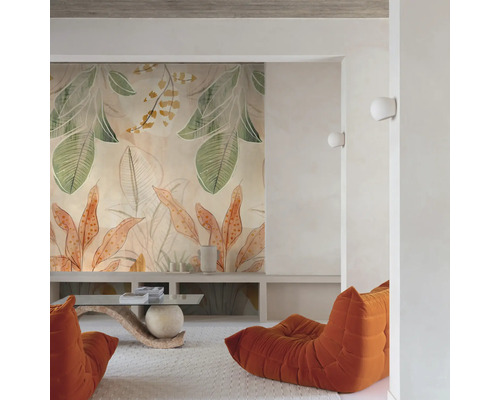 Wohnzimmer mit gemusterter Tapete, Couchtisch und Sesseln