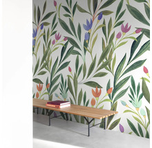 Raum mit floraler Tapete und Holzbank