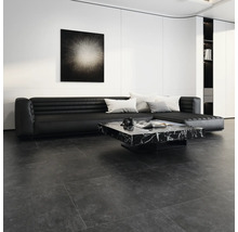 Wohnzimmer mit schwarzem Ledersofa, Marmortisch und Kunstwerk