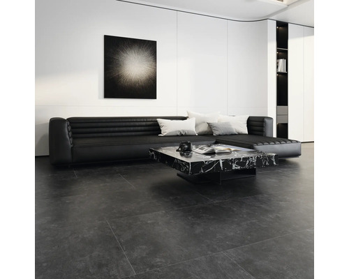 Wohnzimmer mit schwarzem Ledersofa, Marmortisch und Kunstwerk