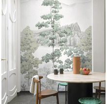 Helles Esszimmer mit Landschaftstapete, Esstisch und Holzstühlen