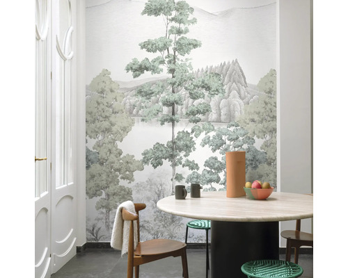Helles Esszimmer mit Landschaftstapete, Esstisch und Holzstühlen