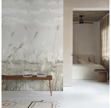 Dekoratives Zimmer mit Wandbild, Bank und Schlafzimmer