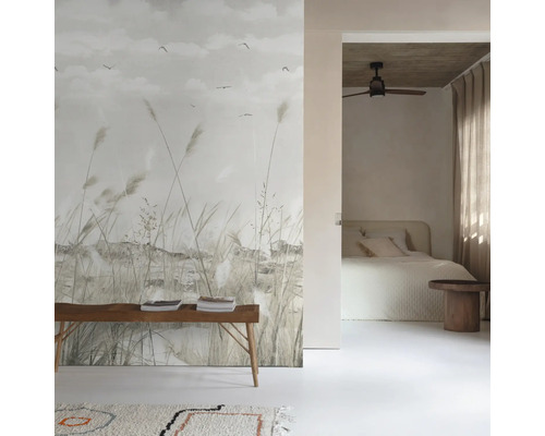 Dekoratives Zimmer mit Wandbild, Bank und Schlafzimmer