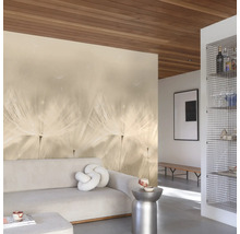 Wohnzimmer mit Tapete mit Pusteblumenmotiv, Sofa und Holzdecke.