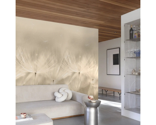 Wohnzimmer mit Tapete mit Pusteblumenmotiv, Sofa und Holzdecke.