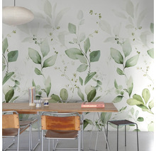 Esszimmer mit Blattmuster Tapete, Holztisch und Stühlen