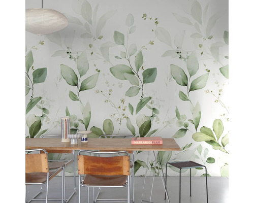 Esszimmer mit Blattmuster Tapete, Holztisch und Stühlen