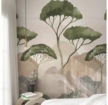 Helles Schlafzimmer mit Waldtapete, Nachttisch und Pendelleuchte