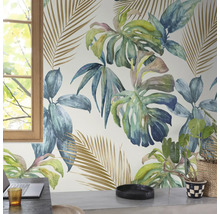 Zimmer mit gemusterter Tapete mit Pflanzenmotiven