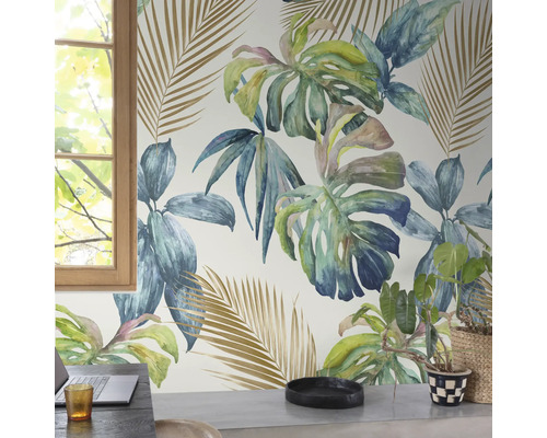 Zimmer mit gemusterter Tapete mit Pflanzenmotiven