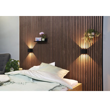 Schlafzimmer mit Wandpaneelen, Wandleuchten und Bett