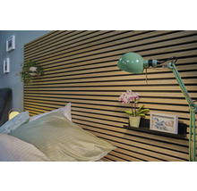 Schlafzimmer mit Bett, Wandpaneelen und grüner Lampe