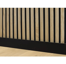 Holzpaneelwand mit schmalen Lamellen und einem Sockel