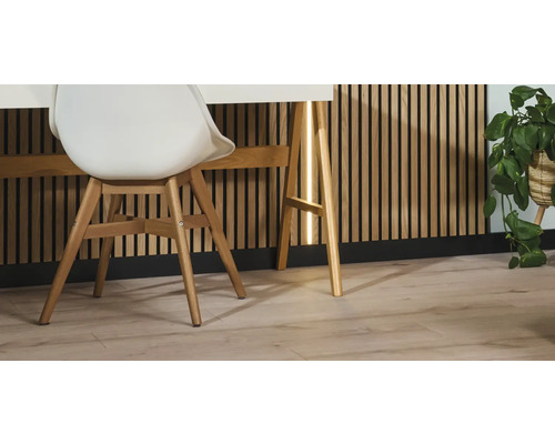 Szene mit Schreibtisch, Stuhl und Wandpaneelen