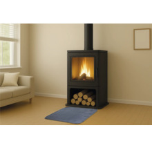 Kaminofen mit Holzscheiten und Unterlegmatte in einem Wohnzimmer.