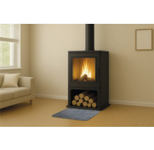 Kaminofen mit Holzscheiten in einem Wohnzimmer.