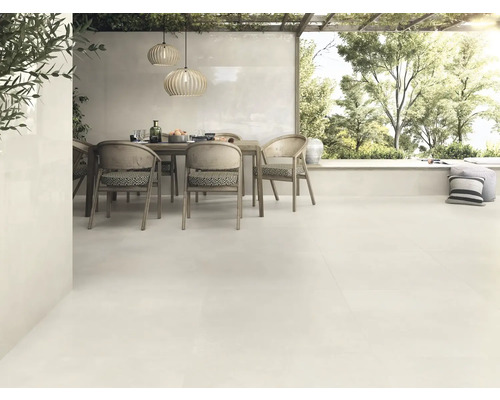 Helle Terrassengestaltung mit Fliesenboden, Esstisch und Gartenblick