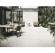 Terrasse mit Fliesenboden, Sitzgelegenheiten und Pflanzen