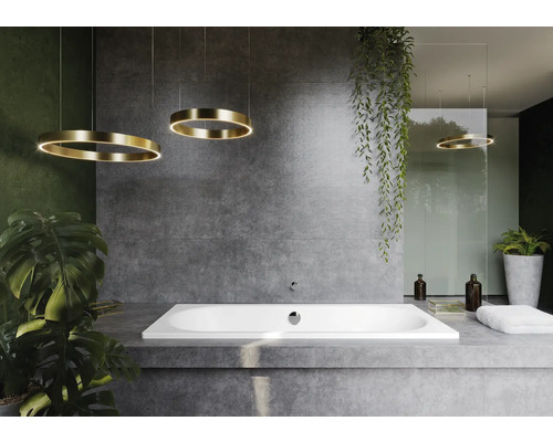 Modernes Badezimmer mit Badewanne, grauen Fliesen und runden Deckenleuchten