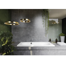 Modernes Badezimmer mit Badewanne, Betonwand und kreisförmigen Hängeleuchten