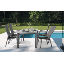 Gartenszene mit Esstisch und vier Stühlen aus Aluminium.