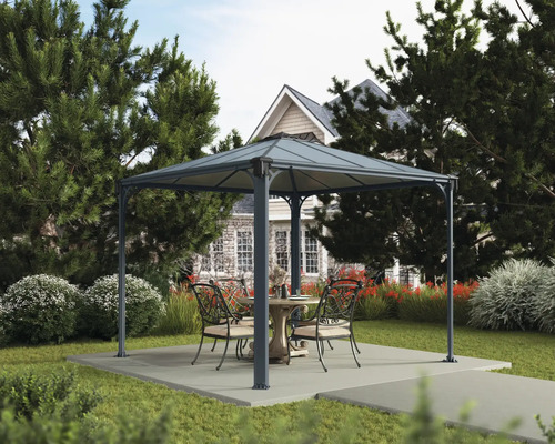 Gartenszene mit Pavillon, Tisch und Stühlen auf einer Terrasse