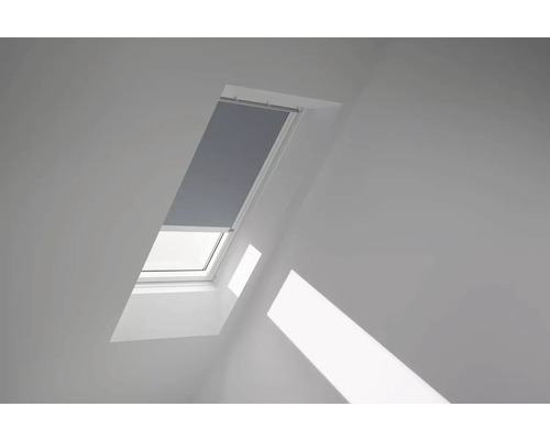 VELUX Dachfenster Verdunkelungsrollo blaugrau mit weißem Alu-Rahmen elektronisch DML PK06 4581KWL Dachfenster mit teilweise geschlossenem Rollo