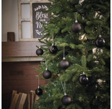 Geschmückter Weihnachtsbaum mit schwarzen Weihnachtskugeln