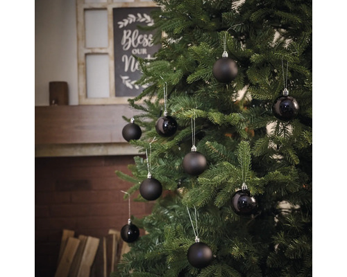 Geschmückter Weihnachtsbaum mit schwarzen Weihnachtskugeln