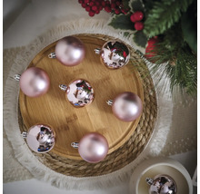 Dekorative Weihnachtskugeln auf einem Holzteller