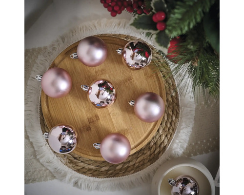 Dekorative Weihnachtskugeln auf einem Holzteller
