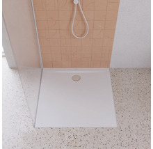 Quadratische Duschwanne aus Kunststein mit Ablaufgarnitur in einer Dusche.
