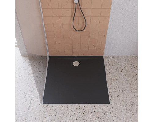 Duschwanne im Badezimmer mit Duschkopf und Fliesen