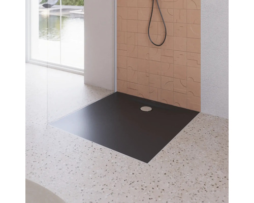 Ebenerdige Dusche mit Duschrinne in einem modernen Badezimmer