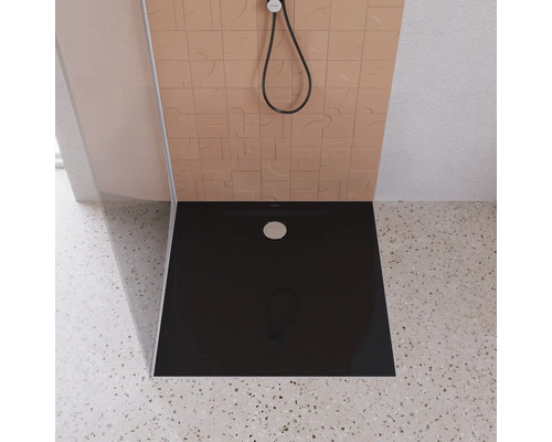 Schwarze Duschwanne im modernen Badezimmer.