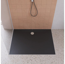 Ebenerdige Dusche mit flacher, dunkler Duschwanne und Duschkopf