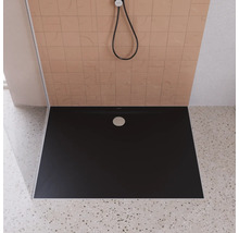 Ebenerdige Dusche mit Duschkopf und Ablauf