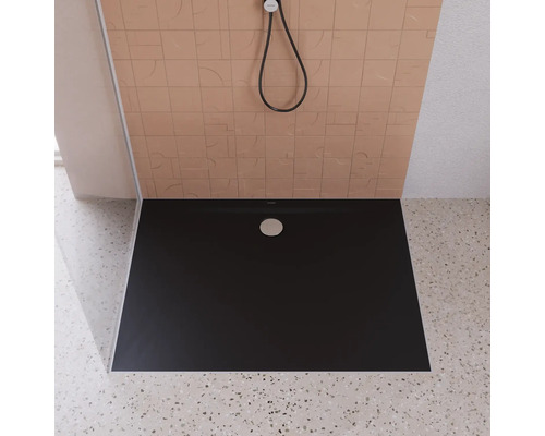 Ebenerdige Dusche mit Duschkopf und Ablauf