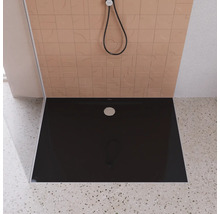 Schwarze Duschwanne mit Duschkopf und Wandfliesen