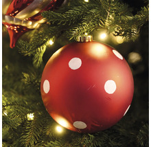Weihnachtsbaum mit roter Weihnachtskugel und weißen Punkten