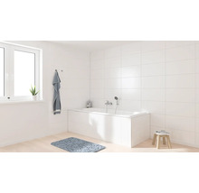Helles Badezimmer mit Badewanne, Fenster und Handtuch