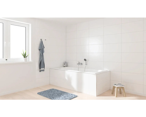 Helles Badezimmer mit Badewanne, Fenster und Handtuch