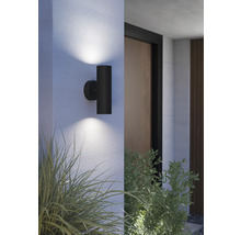 Moderne Außenwandleuchte aus Metall spendet Licht für den Außenbereich.