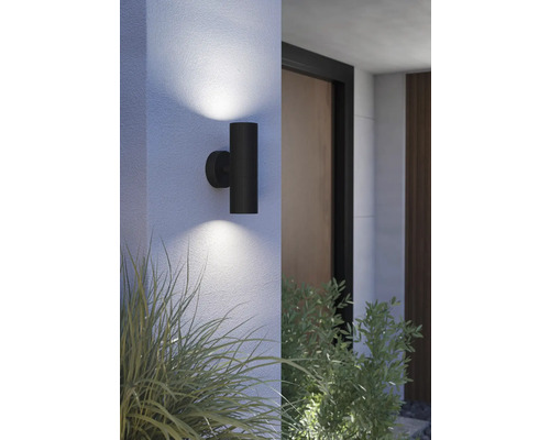 Moderne Außenwandleuchte aus Metall spendet Licht für den Außenbereich.