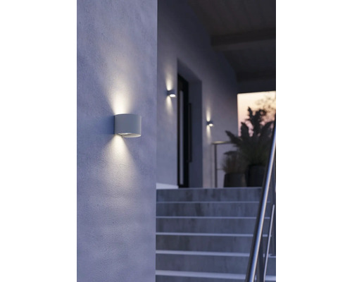 Moderne Außenwandleuchten beleuchten eine Haustreppe