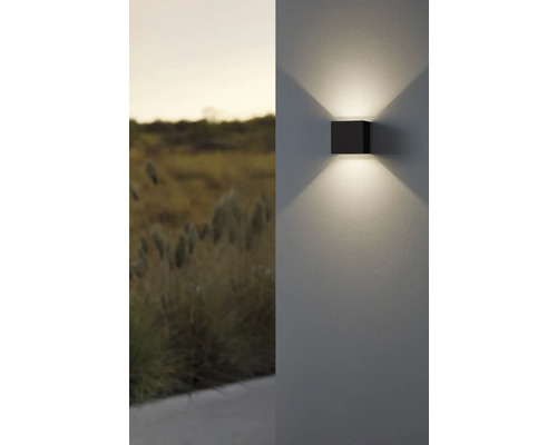 Quadratische Wandleuchte aus Metall an einer Wand montiert