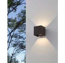 Quadratische Wandleuchte für den Außenbereich mit Lichtkegel